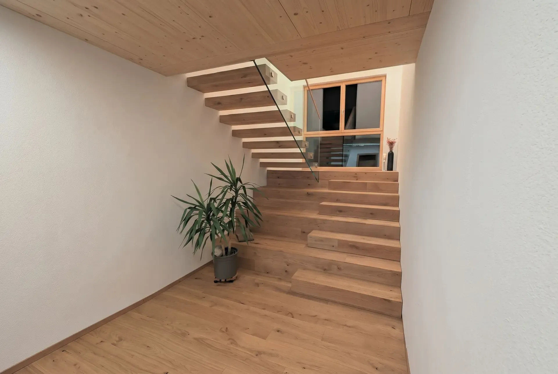 Holztreppe, schwebend