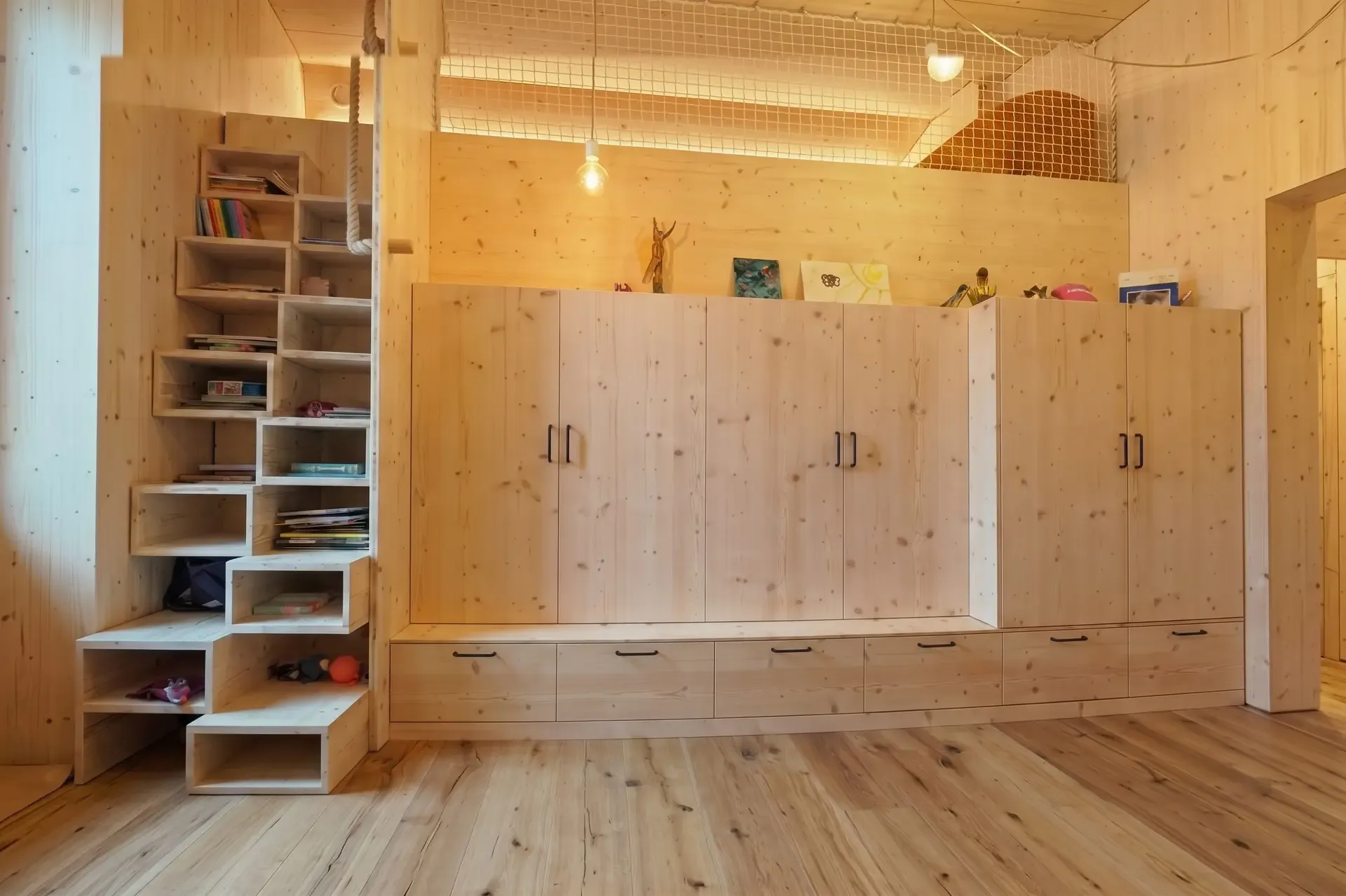 Kinderzimmer mit Stufenregal