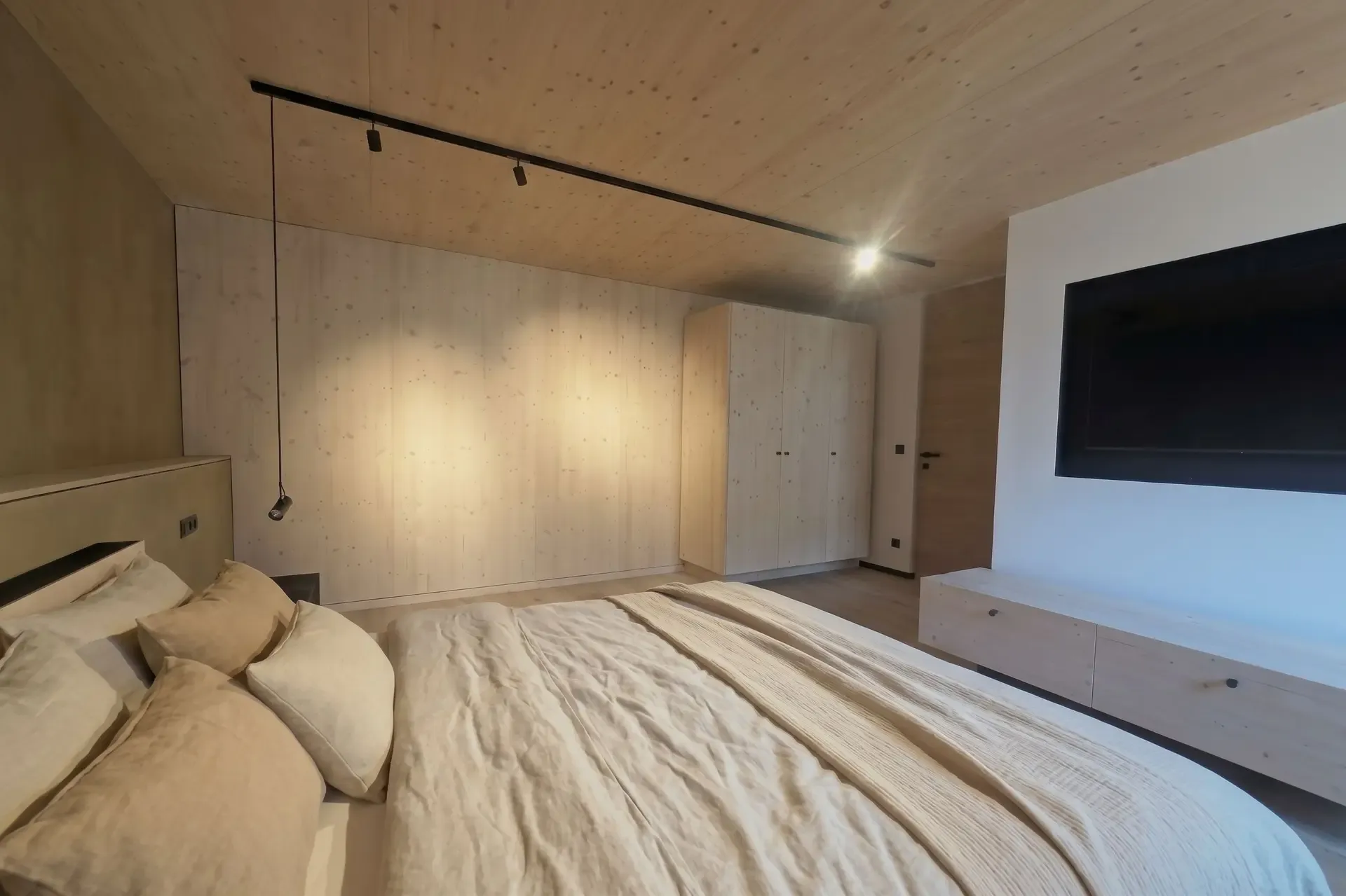 Schlafzimmer mit Wandverkleidung